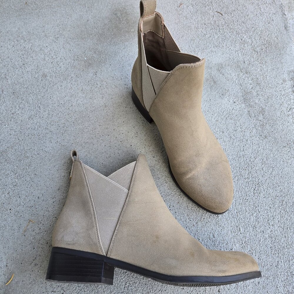 Sz 6 Chaps ankle boot bootie low heel tan beige faux suede